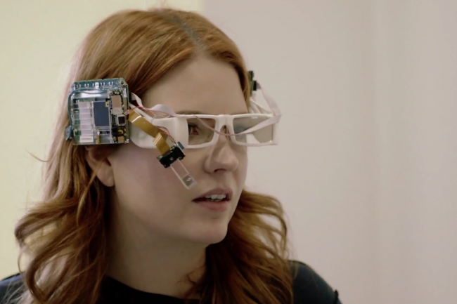 Les Google Glass, ici un des protoypes, sont accessibles  certains abonns de Google Play sur invitation.