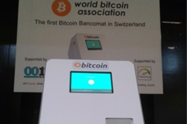  Il suffit d'insérer ses billets dans la machine pour qu'elle les convertisse en Bitcoin. (Source: Netzmedien)