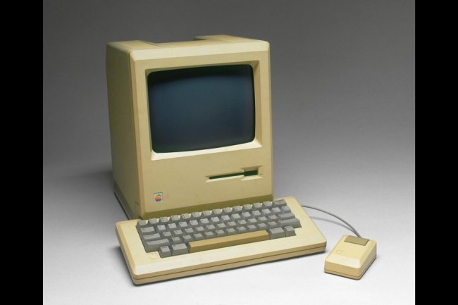 Le premier Mac avec son horrible souris rectangulaire. Crédit D.R.