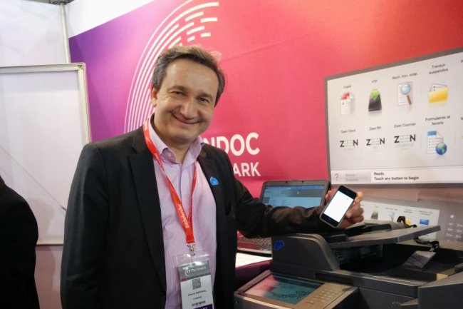 Etienne Maraval, directeur marketing et communication de Lexmark France, lance une impression depuis son smartphone.