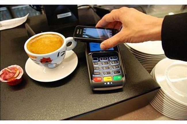 Rgler un caf ou un journal avec un smartphone devient plus simple avec les solutions de paiement mobile qui se dveloppent enfin en France. Crdit D.R. 