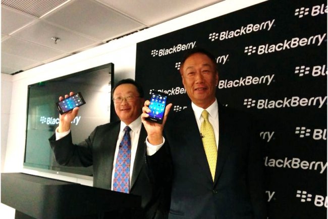 John Chen ( gauche), CEO de BlackBerry, et Terry Gou, CEO de Foxconn, prsentant ce matin le Z3  moins de 200$ sur le MWC 2014 de Barcelone. (crdit : Martyn Williams / IDGNS)