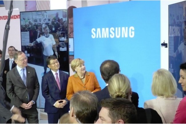 Sur le Cebit 2014, Samsung a pr�sent� � la chanceli�re Angela Merkel un exemple d'usage dans le secteur de la distribution de d�tail. Ci-dessus, s�ance d'essayage virtuel sur un �cran g�ant. (cr�dit LMI / cliquer sur l'image)