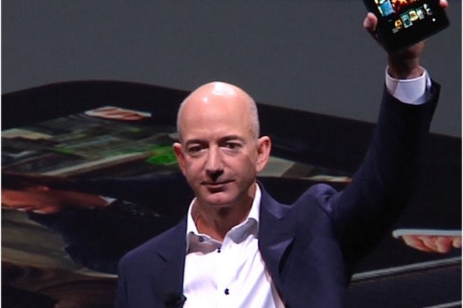 Selon le WSJ, Amazon (dirige par Jeff Bezos, ci-dessus) prpare un smartphone utilisant une technologie permettant de voir les objets en 3D sur cran sans lunettes spciales. (crdit : IDGNS)