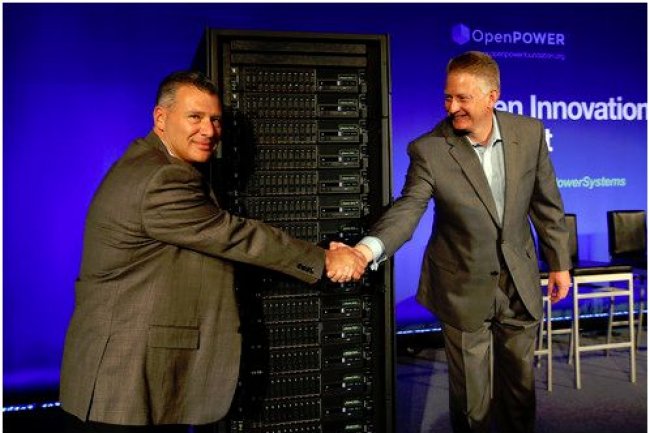 Tom Rosamilia (à gauche), VP senior de la division Systems & Technology d'IBM, et Doug Balog, DG de l'entité Power Systems, dévoile un serveur Power8, à San Francisco le 23 avril 2014. (Crédit photo : Monica Davey)
