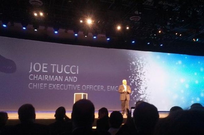 Joe Tucci, CEO d'EMC, sur scne  l'EMC World 2014 pour prsenter les volutions  venir dans la compagnie.
