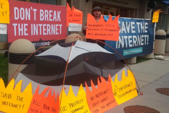 L'activiste Yoni Galiano proteste devant la FCC pendant les débats sur la neutralité du Net. Crédit IDG NS.