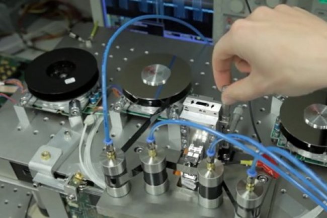Les chercheurs d'IBM testent leur prototype de bande magntique ultradense. Crdit IBM