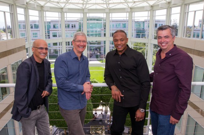 En photo Tim Cook, CEO dApple et Dr. Dre, rappeur et fondateur de Beats.