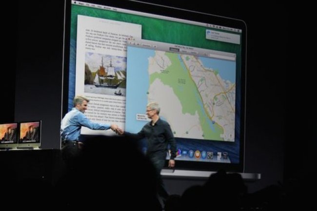 Tom Cook, CEO d'Apple, accueille Craig Federighi pour la présentation de Yosemite à la WWDC 2014.  
