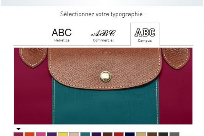 Des sacs Longchamp personnalisés en magasin sur tablette