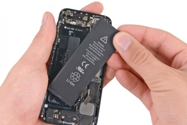 Apple propose enfin de remplacer gratuitement la batterie de certains iPhone 5. (crdit : D.R.)