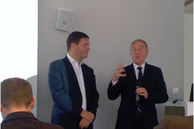 « Nous avons commencé à commercialiser Office 365 for Cegid », a indiqué hier Patrick Bertrand, DG de Cegid (à droite). A ses côtés, Alain Crozier, président de Microsoft France. (crédit : LMI)