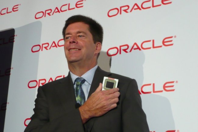 John Fowler, vice-prsident excutif, responsable des systmes chez Oracle, arbore le processeur Spark M7 lors d'un point presse sur OpenWorld 2014,  San Francisco. (crdit photo : LMI)