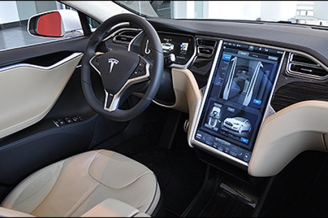 Les systmes connects embarqus dans les voitures permettent d'accder  une panoplie de services mais galement de contrler ou d'activer  distance certaines fonctions du vhicule, ici l'cran-tablette de la Tesla S (crdit : D.R.)
