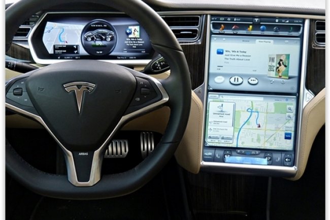 L'écran d'affichage principal de la Tesla S 2013 est construit avec près de 5 300 composants. (crédit : D.R.)