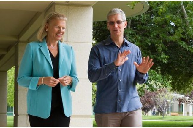 Virginia Rometty, PDG d'IBM, et Tim Cook, PDG d'Apple, ont sign un accord en juillet dernier pour prparer des solutions mobiles pour les entreprises. (crdit : D.R.)