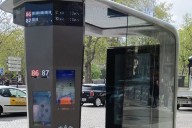 La Ville de Paris veut expérimenter des applications inédites sur les écrans tactiles des nouveaux abris voyageurs. Crédit: D.R 