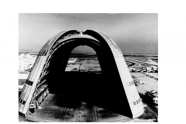 Construit au dbut des annes 30, ancien site militaire dtenu aujourd'hui par la Nasa, le Hangar One du Moffett Field a t conu pour abriter des dirigeables. Il compte au nombre des sites amricains historiques. Ci-dessus en 1963. (crdit : Wikipedia / Nasa Ames Research Center)