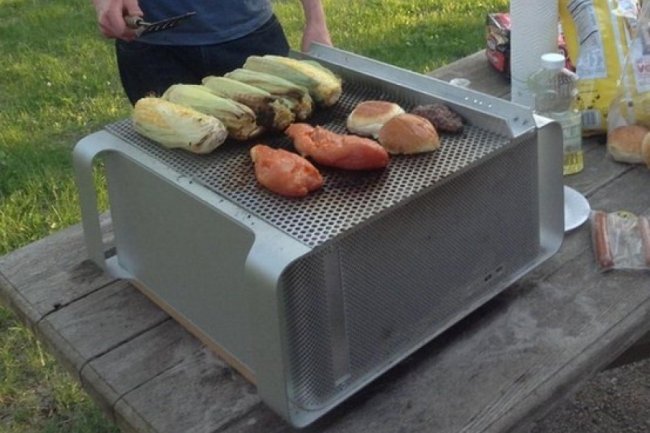Après avoir fait le bonheur des utilisateurs, ce Mac Pro connait une seconde vie en tant que barbecue. (crédit : D.R.)