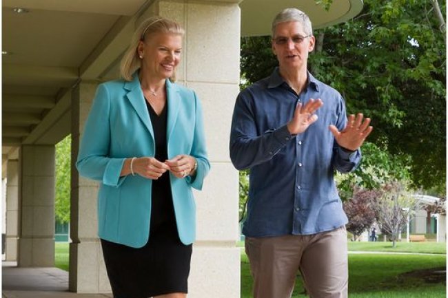 Virginia Rometty, CEO d'IBM, et Tim Cook, CEO d'Apple, lors de l'annonce de leur partenariat. (crédit : D.R.)