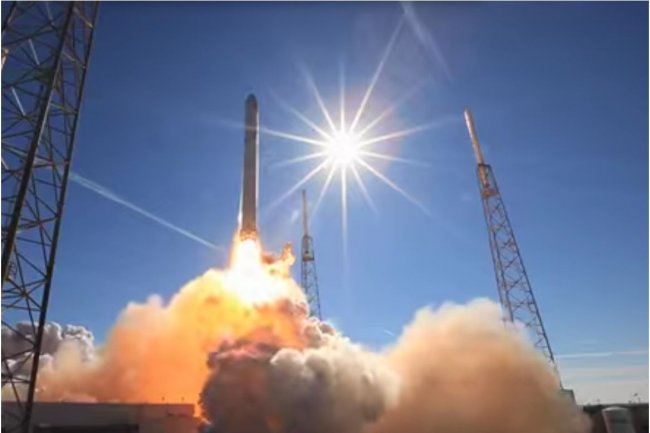 En novembre dernier, Elon Musk, le fondateur et CEO de SpaceX, avait indiqu travailler sur un projet de micro-satellites pour fournir un accs  Internet. (crdit : SpaceX)