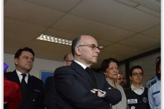 Bernard Cazeneuve lors d'une visite à la sous-direction de lutte contre la cybercriminalité de la police judiciaire française à Nanterre, le 19 janvier 2015. (crédit : D.R.)