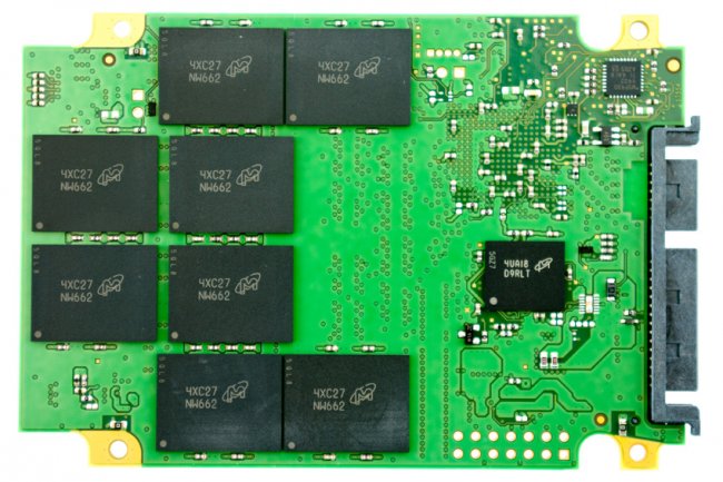 Les composants MLC d'un SSD Crucial dvelopps par Micron. (crdit : D.R.)
