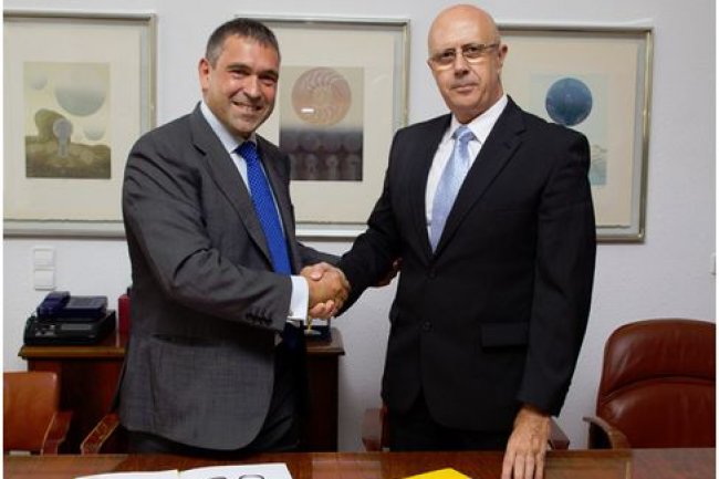 De gauche à droite, Javier García Pellejero, directeur général de la filiale espagnole de Bull, et Miguel Angel Lopez Gonzalez, président de l'agence météorologique espagnole. (crédit : D.R.)