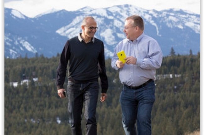 Satya Nadelle, CEO de Microsoft, et Stephen Elop, vice-prsident excutif de Microsoft Devices Group, l'anne dernire  l'occasion de l'annonce du rapprochement. (crdit : D.R.)
