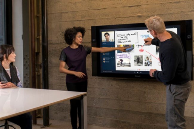 La firme de Redmond  vient d’indiquer que les livraisons mondiales de son système collaboratif Surface Hub débuteraient en septembre.  Crédit : D.R