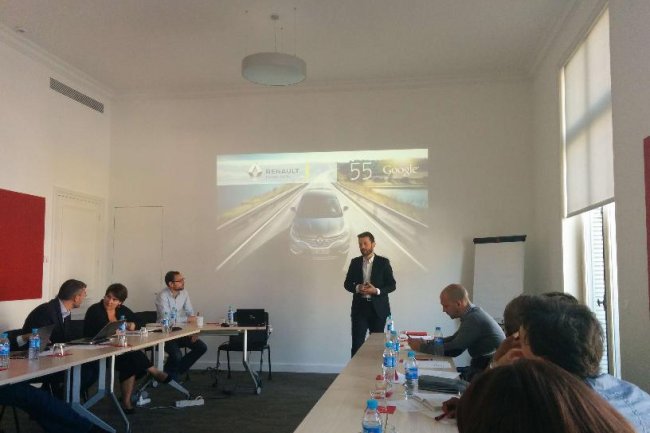 Laurent Aliphat, chef du service performances digitales de Renault, a présenté son expérience de Cargo avec Louis Chavanne, chef de projet au sein de l'agence FiftyFive. (Crédit : Arnaud Pessey)