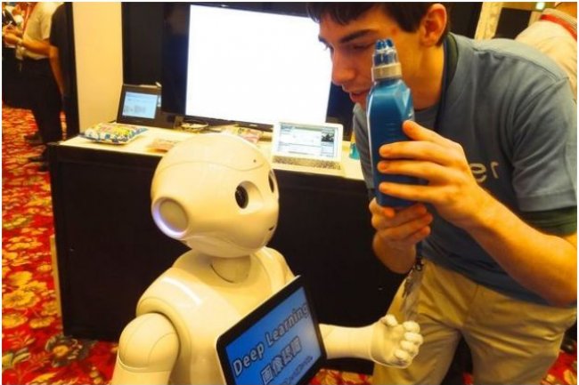 Le robot Pepper va sortir dans une version professionnelle conue pour entrer en contact avec les clients. (crdit : Tim Hornyak, IDG News Service)