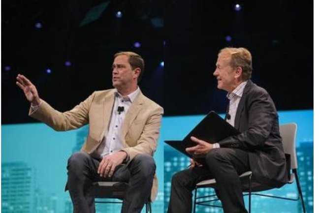 Le passage de tmoin entre le nouveau CEO Chuck Robbins ( gauche) et l'emblmatique John Chamber ( droite) s'est effectu au mois de juillet 2015.