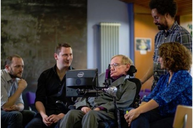 En 2011, le Professeur Stephen Hawking s'est tourn vers Intel pour qu'il lui conoive une nouvelle interface, son tat de sant ne lui permettant plus d'utiliser celle qu'il employait jusque-l. (crdit : Intel)