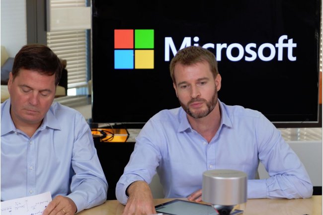 Alain Crozier ( gauche), directeur gnral de Microsoft France, et Nicolas Petit, directeur marketing & oprations, lors de la confrence de rentre de la filiale, ralise via Skype for Business. (crdit : D.R.)