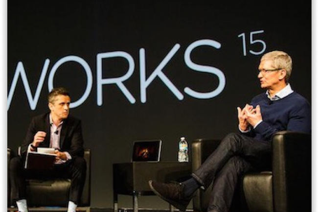 Le CEO dApple, Tim Cook, a t invit sur scne par Aaron Levie le CEO de Box ( gauche) lors de son vnement BoxWorks 15. (crdit : D.R.)