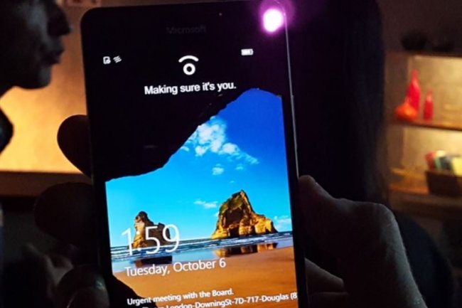 La firme de Redmond a prsent mardi le Lumia 950 XL, premier modle de sa gamme de smartphones tournant sous Windows 10. Crdit: D.R.