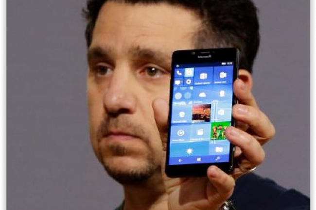 Panos Panay, vice-prsident des activits Surface de Microsoft, a prsent le dernier Lumia 950 mardi 6 octobre. (crdit : D.R.)