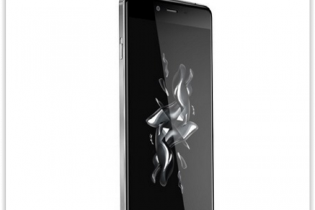 Le OnePlus X sera disponible  partir du 4 novembre  269 euros pour la version dote d'un cran en verre et le 24 novembre  369 euros pour la version cramique. (crdit : D.R.)