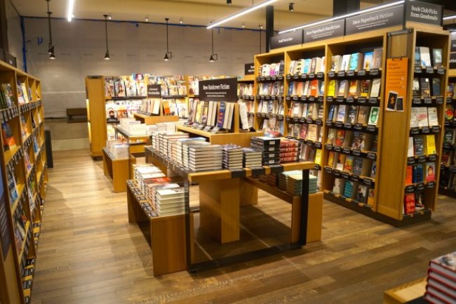 Aprs avoir bataill en ligne, Amazon ouvre une premire librairie  Seattle.
