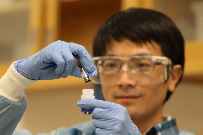 Jianchao Ye, chercheur au Lawrence Livermore National Laboratory, montre une pâte lithium-ion améliorée à l'hydrogène.