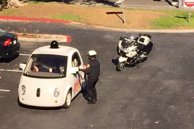 La Google Car arrte par la Police pour conduite sous la vitesse autorise. (crdit : D.R.)