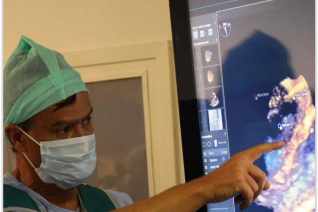 Le professeur Acar, cardiologue et pdiatre au CHU de Toulouse, manipule le systme Echonavigator. (crdit : CHU de Toulouse)