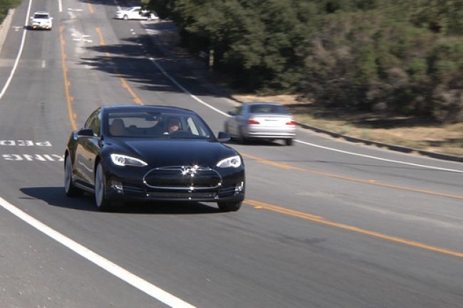 Une Tesla S sur une des routes de Palo Alto. (Crédit M.Williams).