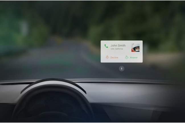 WayRay Navion permet d'afficher des informations directement sur le pare-brise du vhicule sans que le conducteur ait  quitter des yeux la route. 