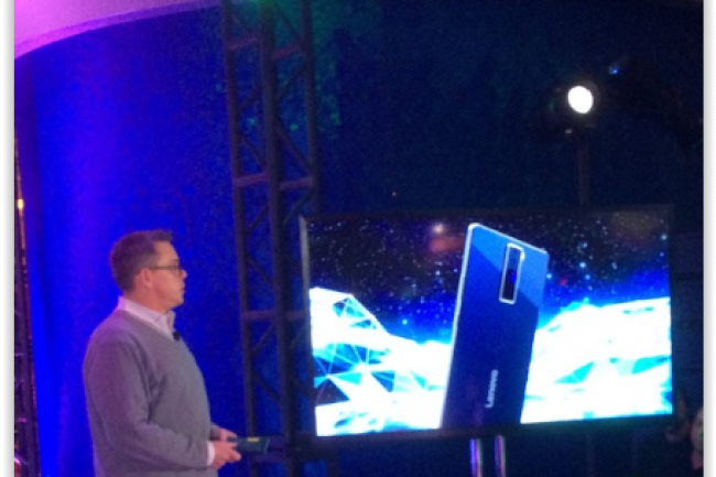 Le vice-président du développement de Lenovo, Jeff Meredith, annonçant le smartphone Project Tango au CES 2016 à Las Vegas. (crédit : Matt Hamblen)