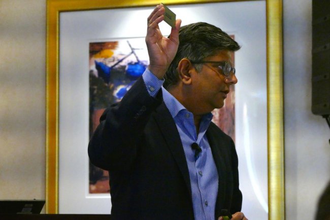 Anand Chandrasekher, vice-président de Qualcomm, montrant une puce ARM pour serveur lors d'une conférence de presse à SF en octobre dernier. (Crédit IDG NS)