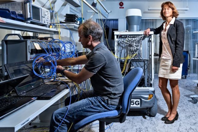 Sara Mazur, vice-prsidente chez Ericsson, pose  ct du terminal 5G de 150 kg. (Crdit Daniel Roos - Ericsson)