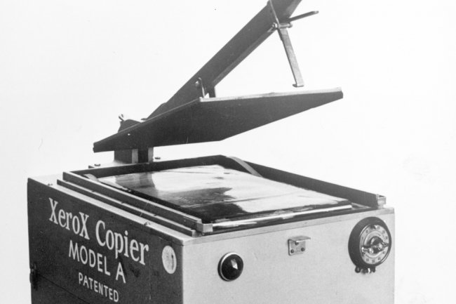 En 1949, Xerox sortait une machine capable de copier un document sans utiliser de carbone. 